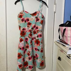 I am selling a Summer dress with beautiful flower very Flowing and comfortable.